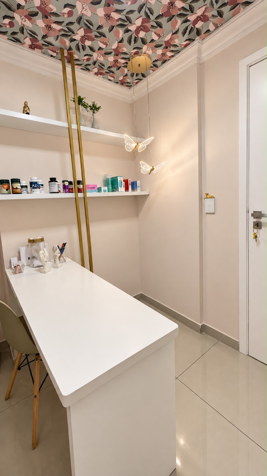 Recepção moderna e acolhedora de clínica estética